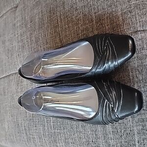 Easy Street Heels/ Pumps